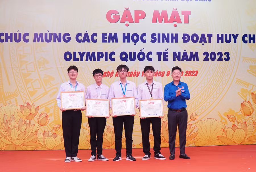 Anh Lê Văn Lương - Bí thư tỉnh đoàn Nghệ An trao Bằng khen cho 4 học sinh có thành tích xuất sắc trong học tập, rèn luyện. Ảnh: Hồ Lài.