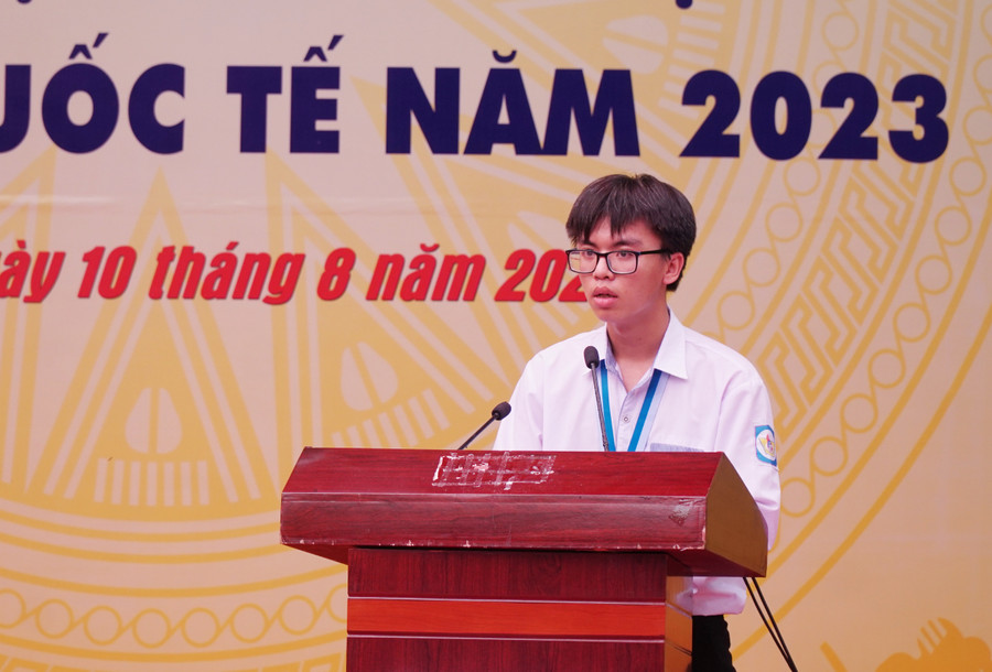 Em Mai Văn Đức (HS lớp 12A4, Trường THPT chuyên Phan Bội Châu) giành Huy chương Bạc Olympic Hóa học quốc tế năm 2023. Ảnh: Hồ Lài. Em Mai Văn Đức (HS lớp 12A4, Trường THPT chuyên Phan Bội Châu) giành Huy chương Bạc Olympic Hóa học quốc tế năm 2023. Ảnh: Hồ Lài.