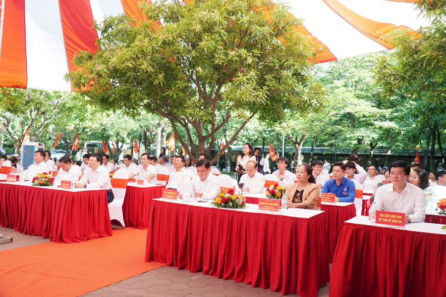 Các đại biểu dự lễ gặp mặt, chúc mừng 4 học sinh Trường THPT chuyên Phan Bội Châu đoạt huy chương các kỳ thi Olympic quốc tế năm 2023. Ảnh: Hồ Lài. Các đại biểu dự lễ gặp mặt, chúc mừng 4 học sinh Trường THPT chuyên Phan Bội Châu đoạt huy chương các kỳ thi Olympic quốc tế năm 2023. Ảnh: Hồ Lài.