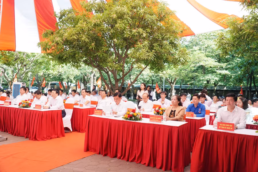 Các đại biểu dự lễ gặp mặt, chúc mừng 4 học sinh Trường THPT chuyên Phan Bội Châu đoạt huy chương các kỳ thi Olympic quốc tế năm 2023. Ảnh: Hồ Lài.