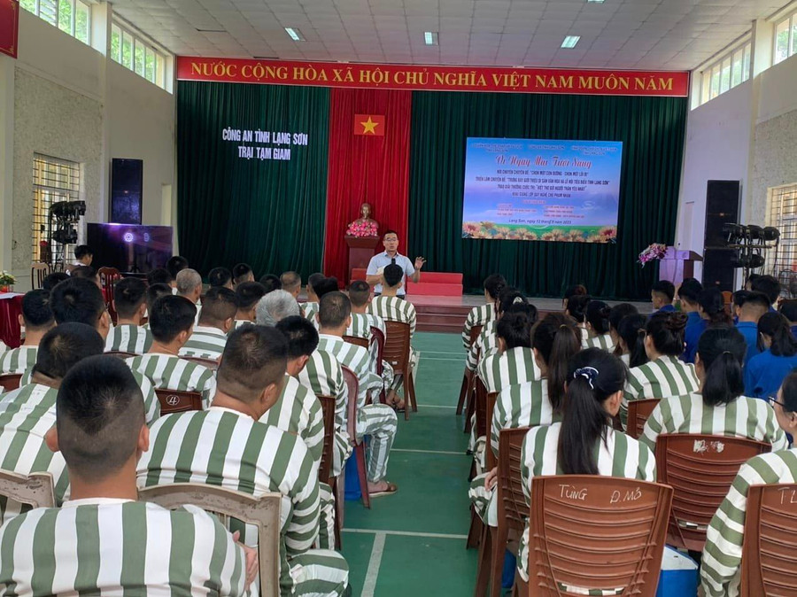 Dịch giả Nguyễn Quốc Vương nói chuyện với các phạm nhân tại Lạng Sơn về lợi ích của việc đọc sách.