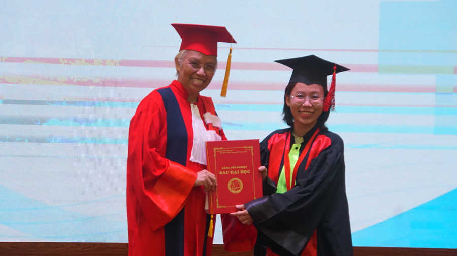 Học viên nhận bằng tốt nghiệp. Ảnh: Mạnh Tùng Học viên nhận bằng tốt nghiệp. Ảnh: Mạnh Tùng