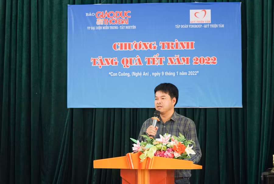 Nhà báo Nguyễn Văn Dũng phát biểu chia sẻ với những khó khăn, vất vả của học sinh dân tộc thiểu số huyện Con Cuông.