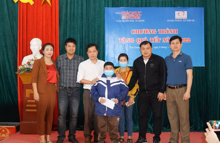 Trường Văn phòng đại diện Báo Giáo dục và Thời đại khu vực Miền Trung - Tây Nguyên tặng quà hỗ trợ em Mạc Cảnh Đường.