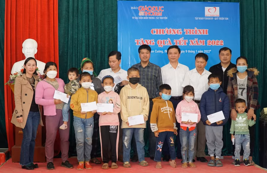 Trao quà cho học sinh khó khăn các trường học của xã Đôn Phục.