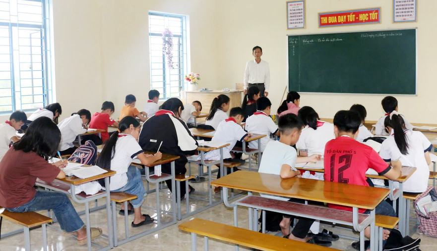 Giờ học của thầy trò Trường Tiểu học Ngọc Sơn (huyện Thanh Chương, Nghệ An) tại điểm chính. Ảnh: Hồ Lài