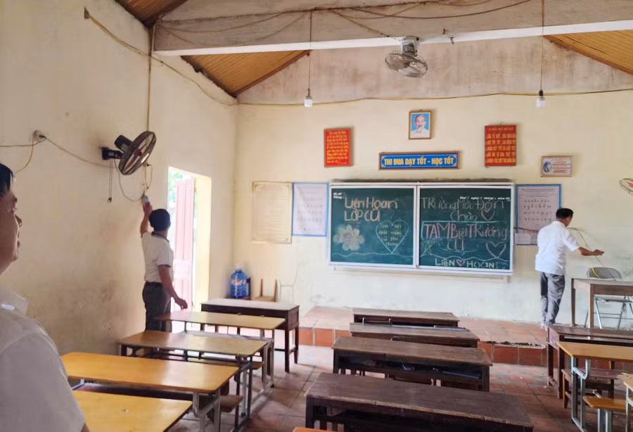 Cơ sở vật chất tại điểm lẻ Thanh Nam cũ kỹ, xuống cấp, nhiều hạng mục đang được gia cố tạm, nguy cơ mất an toàn cho cả giáo viên và học sinh khi dạy học. Ảnh: Hồ Lài