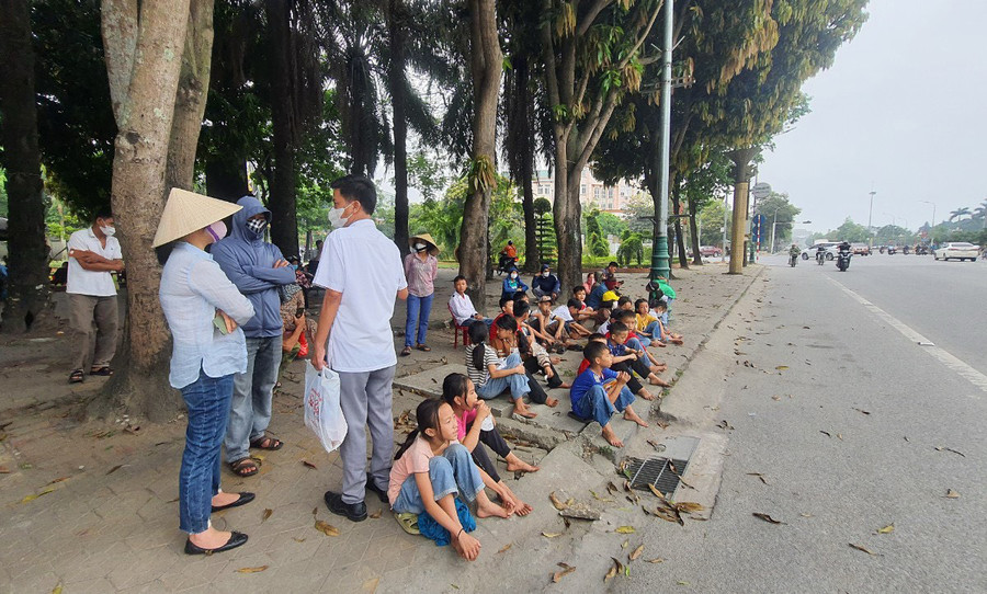 Nhóm phụ huynh cho con em nghỉ học, tập trung gần trụ sở UBND tỉnh Nghệ An để phản đối việc sáp nhập điểm lẻ Thanh Nam về trường chính Tiểu học Ngọc Sơn (huyện Thanh Chương). Ảnh: PT