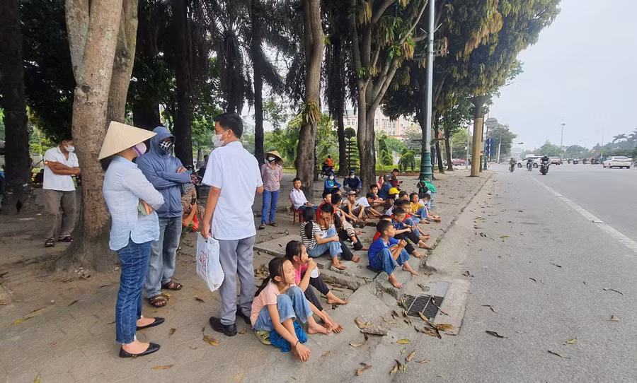 Nhóm phụ huynh cho con em nghỉ học, tập trung gần trụ sở UBND tỉnh Nghệ An để phản đối việc sáp nhập điểm lẻ Thanh Nam về trường chính Tiểu học Ngọc Sơn (huyện Thanh Chương). Ảnh: PT