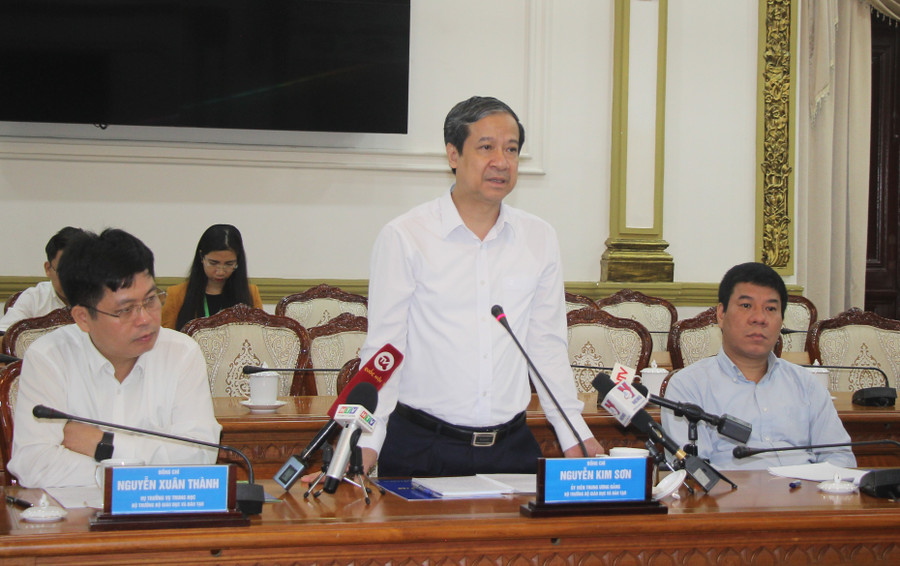Bộ trưởng Nguyễn Kim Sơn phát biểu tại buổi làm việc. Bộ trưởng Nguyễn Kim Sơn phát biểu tại buổi làm việc.