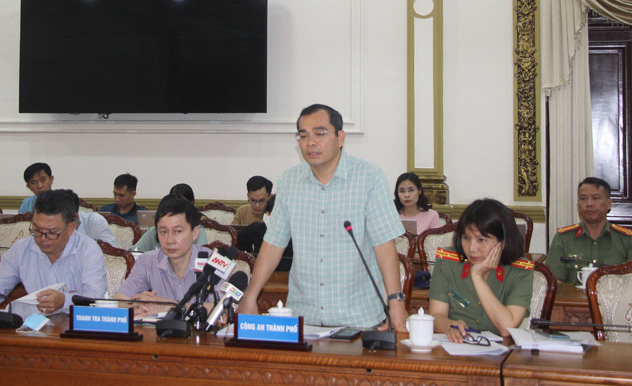 Đại diện Công an TPHCM báo cáo công tác tại buổi làm việc. Đại diện Công an TPHCM báo cáo công tác tại buổi làm việc.