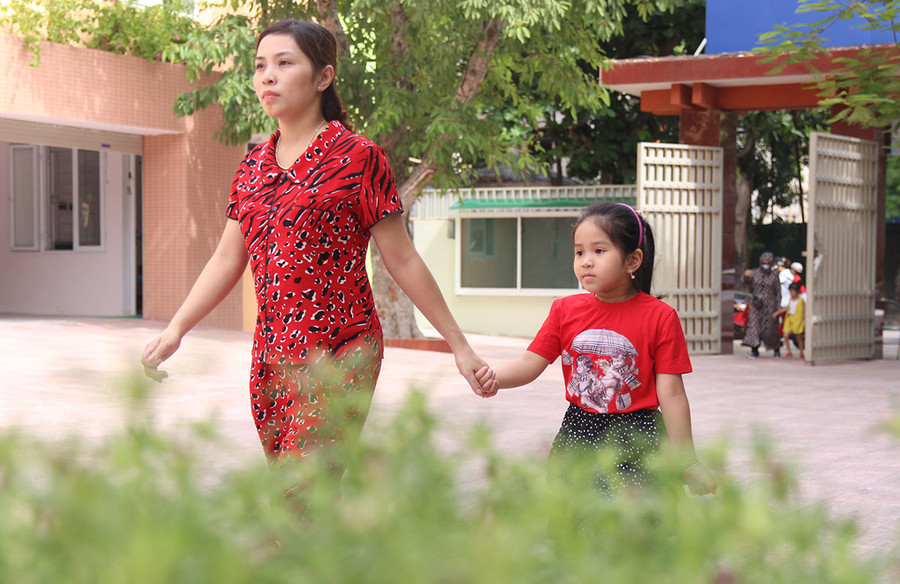 Bé vào lớp 1 còn bỡ ngỡ được mẹ đưa đến trường