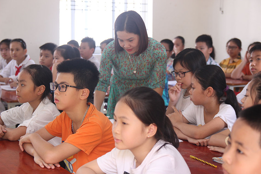 Giáo viên giới thiệu với học sinh mới vào lớp 6 về nội quy trường lớp