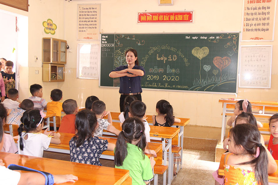 Cô trò lớp 1 làm quen với nhau