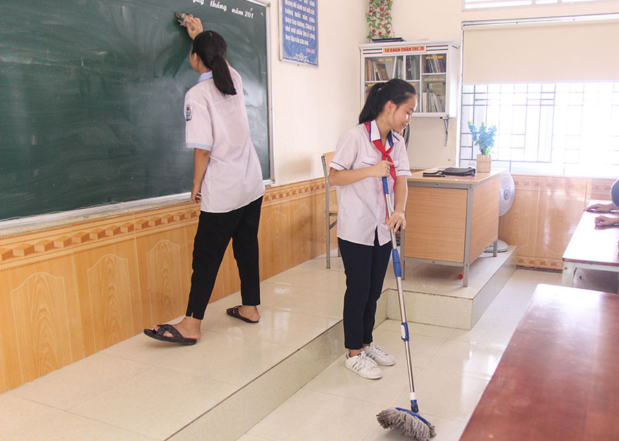 Học sinh vệ sinh lớp học trong ngày tựu trường