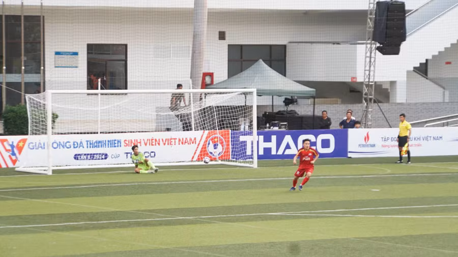 Hai đội phải bước vào loạt đá luân lưu để phân định thắng thua. Ảnh: Lê Nam