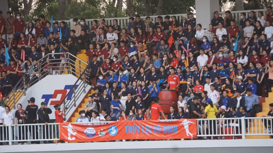 Trận đấu thu hút hàng nghìn khán giả với các khán đài chật kín. Ảnh: Lê Nam