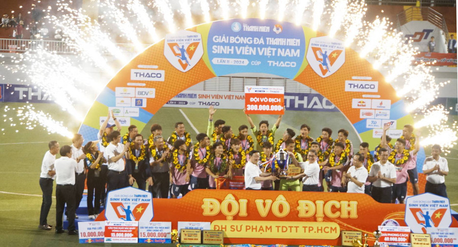 Đội Trường Đại học Sư phạm Thể dục Thể thao TPHCM nhận cúp vô địch TNSV THACO Cup 2024. Ảnh: Lê Nam