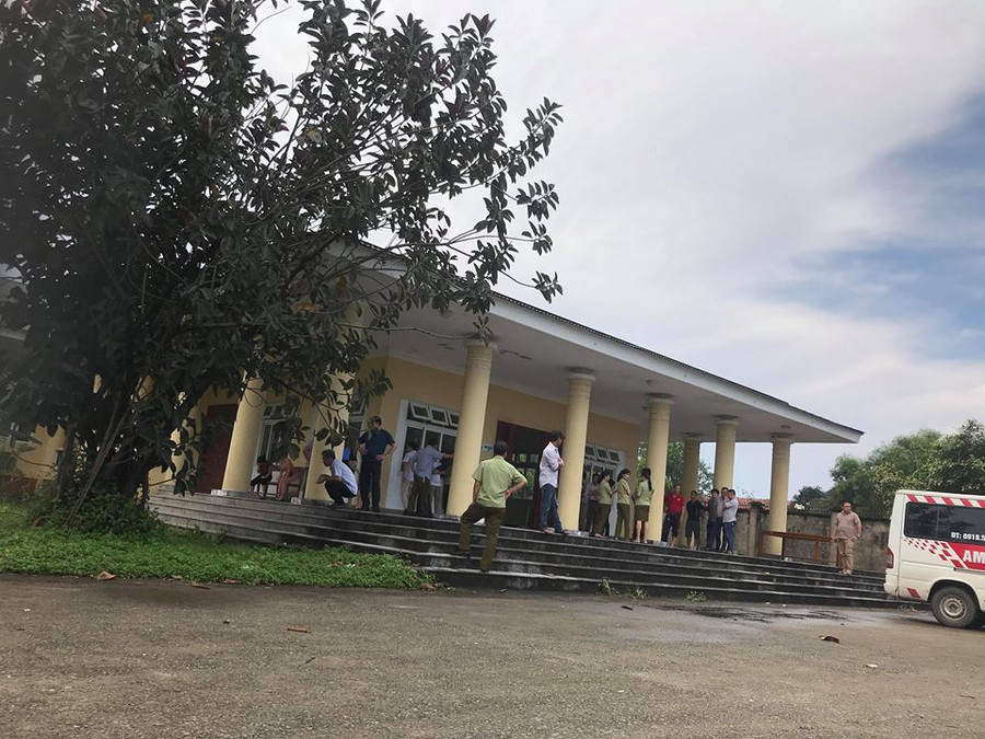 Người thân ông Nguyễn Văn Quang tập trung tại bệnh viện