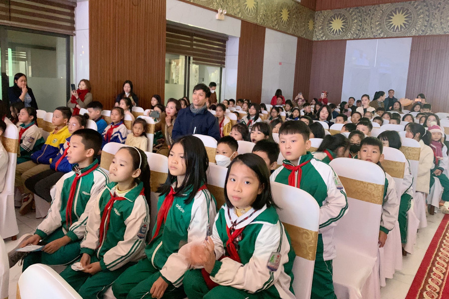 Cuộc thi thu hút hơn 500 bài dự thi, là dịp để học sinh Nghệ An thể hiện tài năng, tình yêu sách và gửi gắm suy nghĩ, tình cảm, bài học bản thân rút ra từ những cuốn sách yêu thích. Ảnh: Hồ Lài. Cuộc thi thu hút hơn 500 bài dự thi, là dịp để học sinh Nghệ An thể hiện tài năng, tình yêu sách và gửi gắm suy nghĩ, tình cảm, bài học bản thân rút ra từ những cuốn sách yêu thích. Ảnh: Hồ Lài.