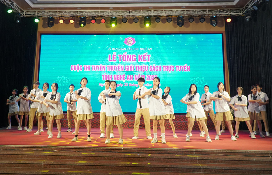 Chương trình văn nghệ của học sinh TP Vinh, Nghệ An. Ảnh: Hồ Lài. Chương trình văn nghệ của học sinh TP Vinh, Nghệ An. Ảnh: Hồ Lài.