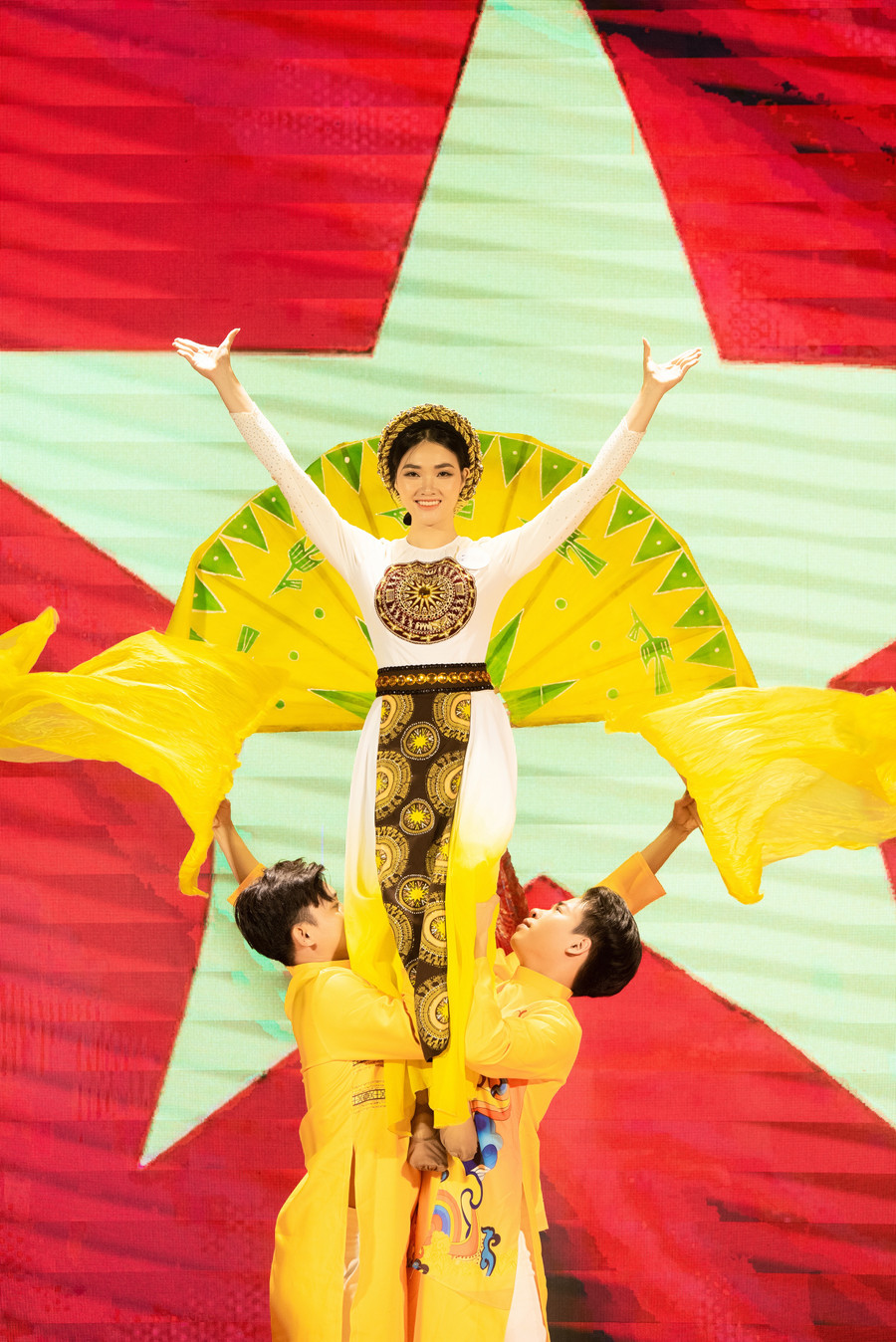 Thí sinh Đông Thị Mộng Nghi (SBD:234) với tiết mục “Việt Nam hai tiếng tự hào”.