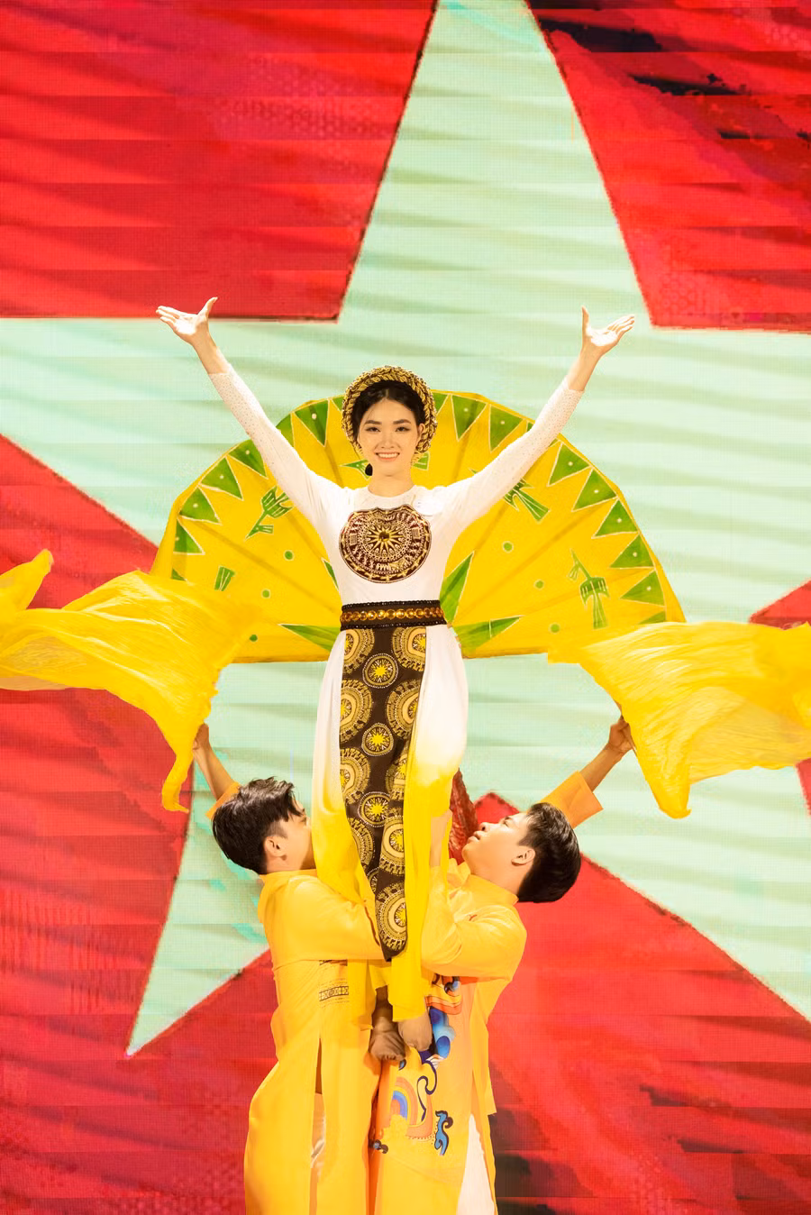 Thí sinh Đông Thị Mộng Nghi (SBD:234) với tiết mục “Việt Nam hai tiếng tự hào”.