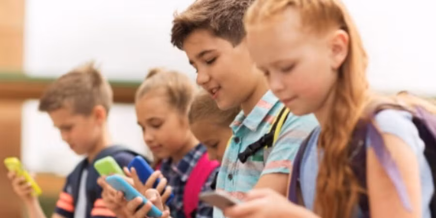 Độ tuổi dùng điện thoại bắt đầu trẻ hóa, ngay cả những đứa trẻ mới 9 tuổi cũng đã bắt đầu đòi dùng điện thoại thông minh của riêng mình.