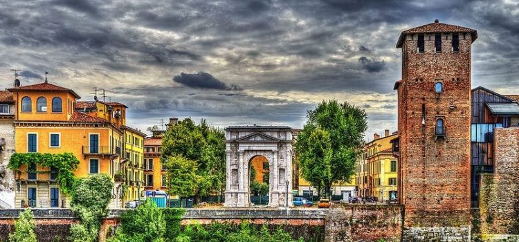 Verona – Vùng đất gắn liền với câu chuyện tình yêu lãng mạn của Romeo và Juliet nằm ở phía Bắc nước Ý. Verona – Vùng đất gắn liền với câu chuyện tình yêu lãng mạn của Romeo và Juliet nằm ở phía Bắc nước Ý.