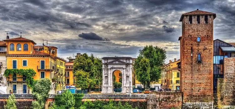 Verona – Vùng đất gắn liền với câu chuyện tình yêu lãng mạn của Romeo và Juliet nằm ở phía Bắc nước Ý.