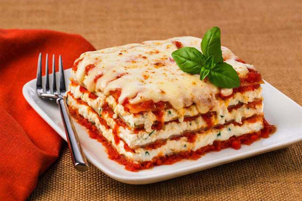 Lasagna là một món ăn nổi tiếng ở nước Ý, có vị ngọt của thịt xay, thơm của các loại rau khi nướng lên kết hợp với lớp xốt phủ béo ngậy từ phô mai và sữa. Lasagna là một món ăn nổi tiếng ở nước Ý, có vị ngọt của thịt xay, thơm của các loại rau khi nướng lên kết hợp với lớp xốt phủ béo ngậy từ phô mai và sữa.