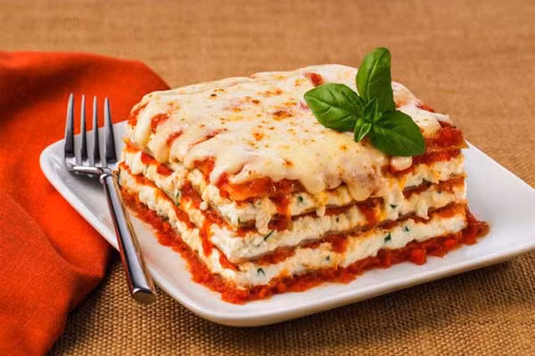 Lasagna là một món ăn nổi tiếng ở nước Ý, có vị ngọt của thịt xay, thơm của các loại rau khi nướng lên kết hợp với lớp xốt phủ béo ngậy từ phô mai và sữa.