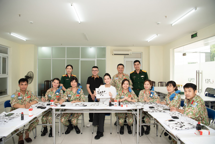 Hoa hậu Bảo Ngọc đến thăm lớp học thư pháp. Hoa hậu Bảo Ngọc đến thăm lớp học thư pháp.