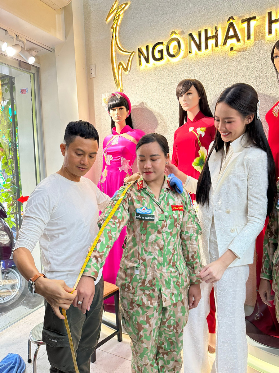 Nàng hậu tỉ mỉ sát sao từng nữ chiến sĩ lấy số đo cho thật chuẩn. Nàng hậu tỉ mỉ sát sao từng nữ chiến sĩ lấy số đo cho thật chuẩn.