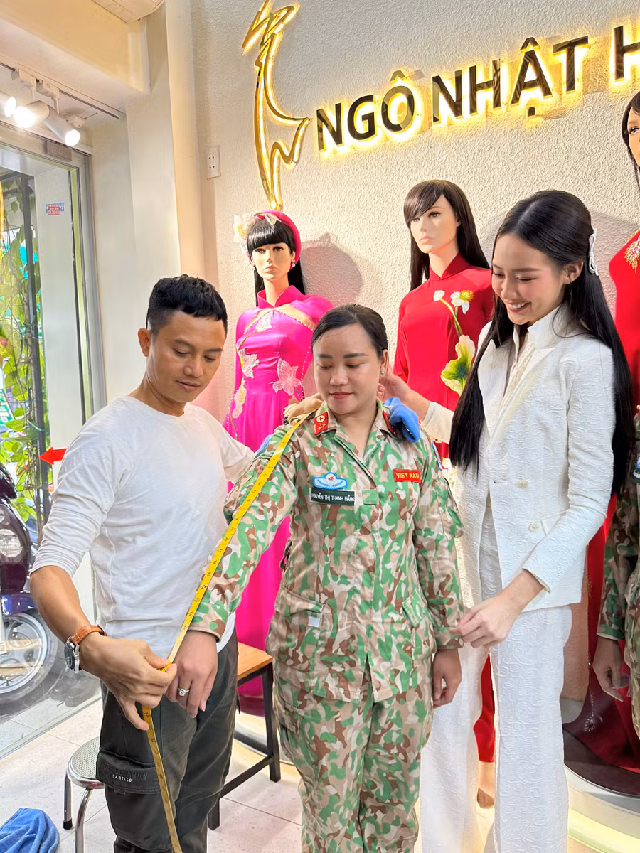 Nàng hậu tỉ mỉ sát sao từng nữ chiến sĩ lấy số đo cho thật chuẩn.