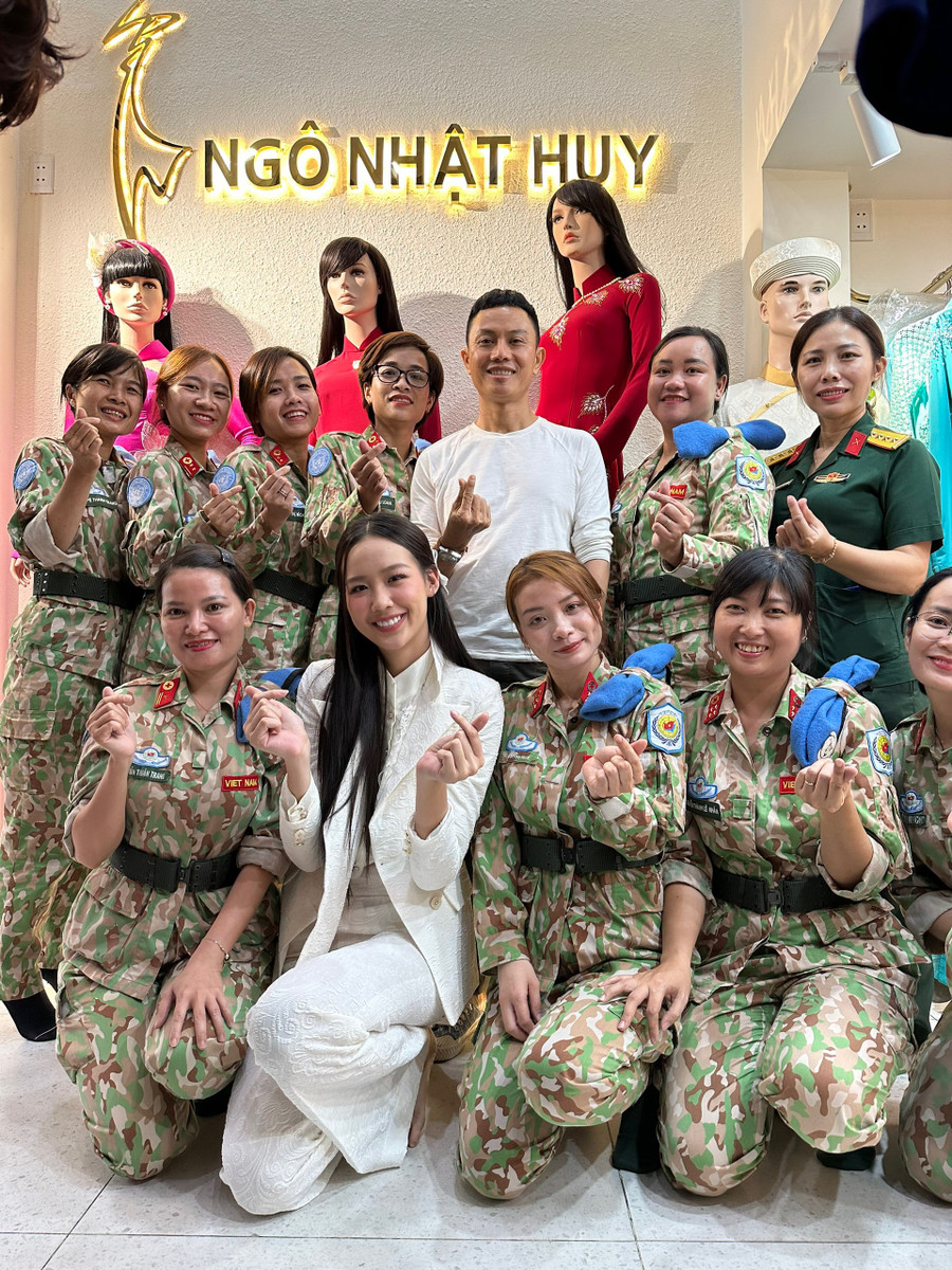 Nàng hậu còn đích thân đưa 10 nữ chiến sĩ lấy số đo áo dài để gửi tặng các chị trang phục truyền thống quê hương. Nàng hậu còn đích thân đưa 10 nữ chiến sĩ lấy số đo áo dài để gửi tặng các chị trang phục truyền thống quê hương.