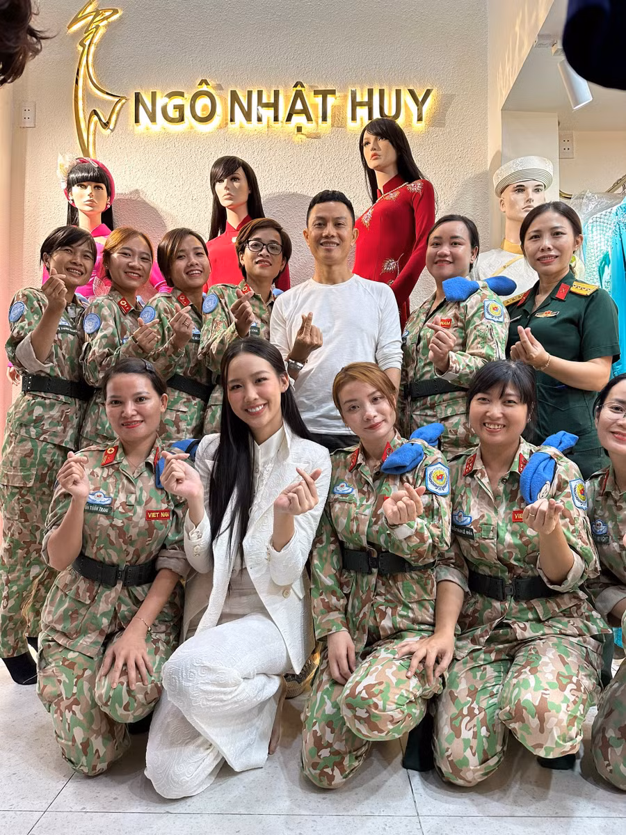 Nàng hậu còn đích thân đưa 10 nữ chiến sĩ lấy số đo áo dài để gửi tặng các chị trang phục truyền thống quê hương.