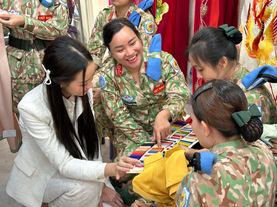 Nàng hậu cùng các nữ chiến sĩ chọn vải, chọn màu sắc cho bộ áo dài truyền thống. Nàng hậu cùng các nữ chiến sĩ chọn vải, chọn màu sắc cho bộ áo dài truyền thống.
