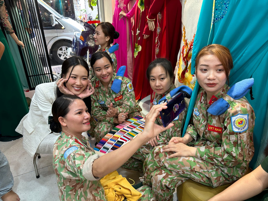 Nàng hậu thân thiện chụp hình lưu niệm với các nữ chiến sĩ. Nàng hậu thân thiện chụp hình lưu niệm với các nữ chiến sĩ.
