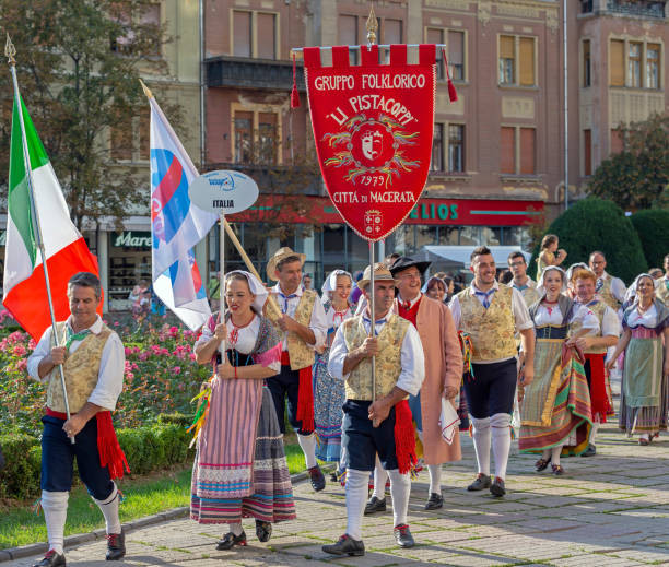 Ý được coi là một trong những cái nôi của nền văn minh phương Tây và một siêu cường văn hóa. Ý được coi là một trong những cái nôi của nền văn minh phương Tây và một siêu cường văn hóa.