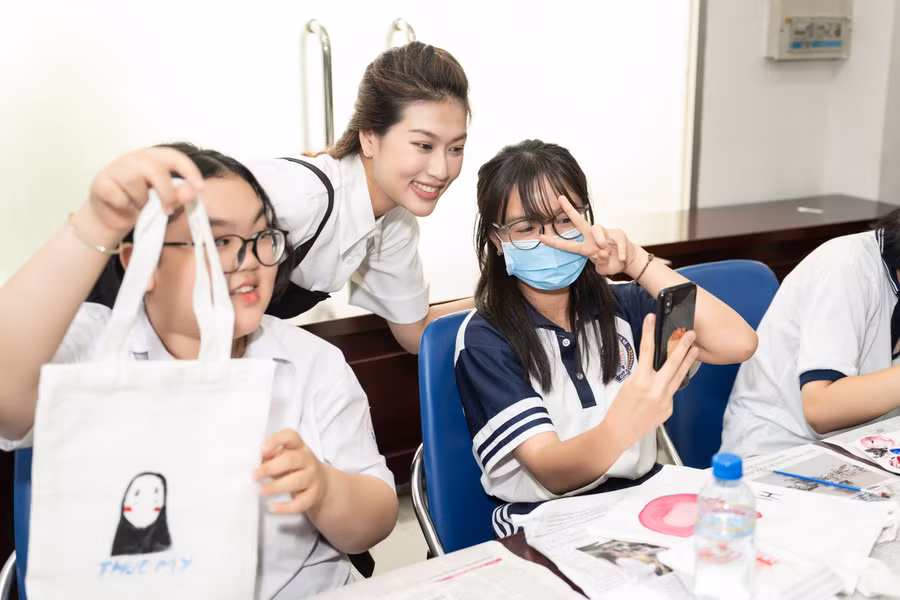 Cô nàng rất gần gũi giao lưu với các em học sinh.