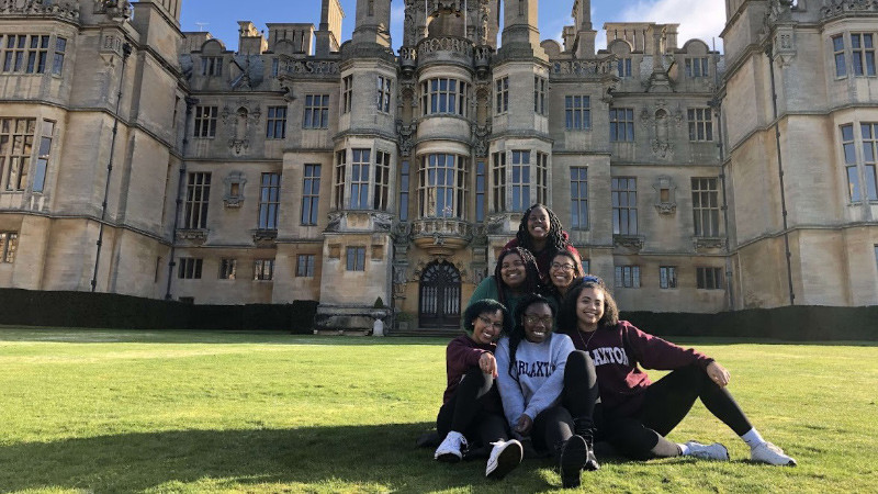 Nền giáo dục ở Anh đóng vai trò quan trọng cho điều này. Nền giáo dục ở Anh đóng vai trò quan trọng cho điều này.