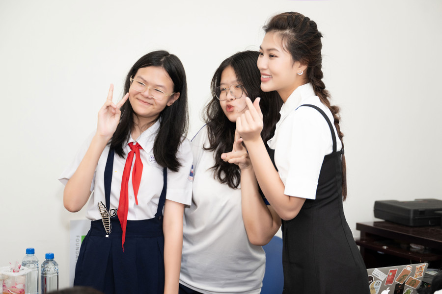 Thiên Ân thân thiện tạo dáng chụp hình cùng các em nhỏ trong sự kiện. Thiên Ân thân thiện tạo dáng chụp hình cùng các em nhỏ trong sự kiện.