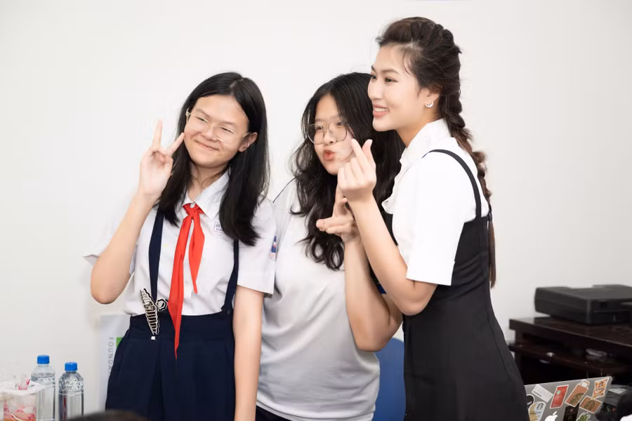 Thiên Ân thân thiện tạo dáng chụp hình cùng các em nhỏ trong sự kiện.