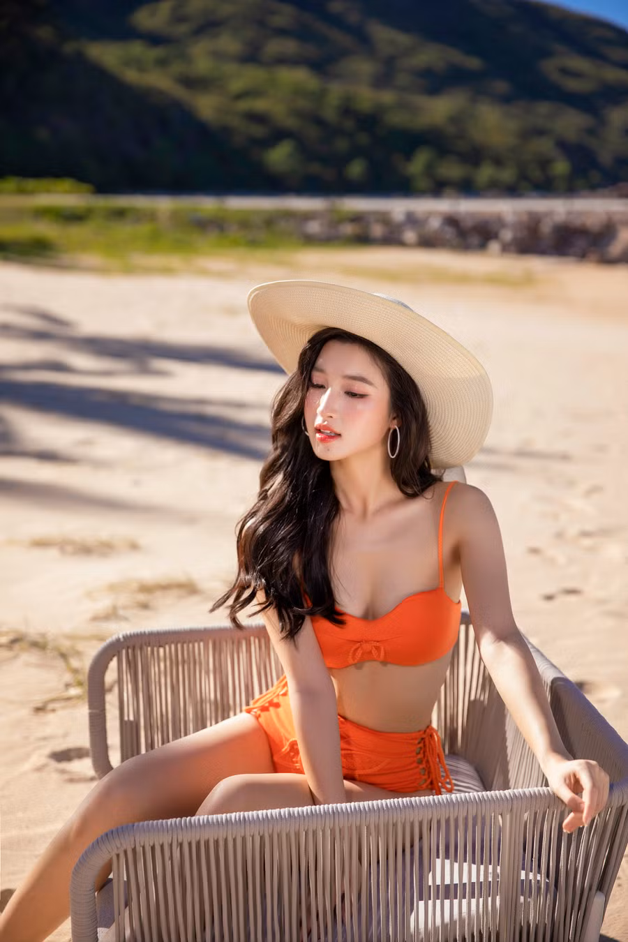 Á hậu Phương Nhi lựa chọn cho mình trang phục bikini cạp cao vừa kín đáo nhưng cũng vừa gợi cảm khi tinh tế để lộ vòng eo 58. Á hậu Phương Nhi lựa chọn cho mình trang phục bikini cạp cao vừa kín đáo nhưng cũng vừa gợi cảm khi tinh tế để lộ vòng eo 58.