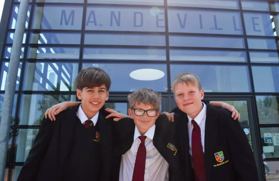 Ba bạn học sinh này dự kiến sẽ được nhà trường trao giải trong mùa hè này (Mandeville Upper School)