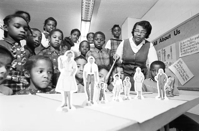 Cô Clara Jones, giáo viên tại Trường Bancroft, Washington, DC, sử dụng những mô hình để biểu thị một gia đình và mối quan hệ giữa các cá nhân với nhau vào năm 1976. Cô Clara Jones, giáo viên tại Trường Bancroft, Washington, DC, sử dụng những mô hình để biểu thị một gia đình và mối quan hệ giữa các cá nhân với nhau vào năm 1976.