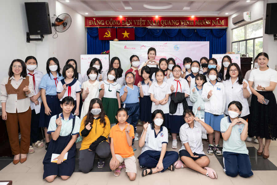 Sau khi kết thúc sự kiện, Thiên Ân vẫn nán lại để chụp hình và giao lưu cùng các em. Sau khi kết thúc sự kiện, Thiên Ân vẫn nán lại để chụp hình và giao lưu cùng các em.