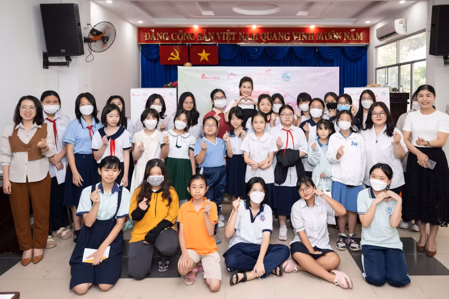 Sau khi kết thúc sự kiện, Thiên Ân vẫn nán lại để chụp hình và giao lưu cùng các em.