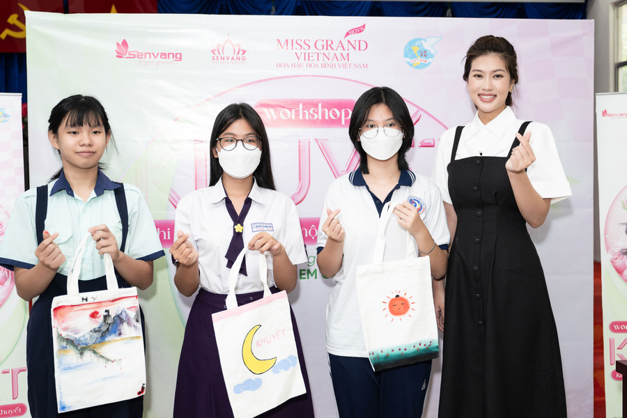 Ba bé có tác phẩm đẹp và ý nghĩa nhất do chính nàng Hậu chọn sẽ được cô dẫn đi mua sắm. Ba bé có tác phẩm đẹp và ý nghĩa nhất do chính nàng Hậu chọn sẽ được cô dẫn đi mua sắm.